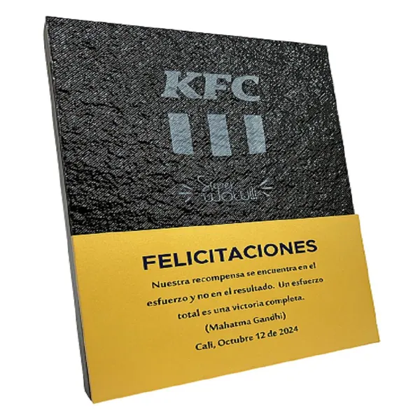 Placa de reconocimiento en madera negro dorado