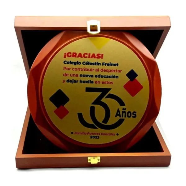 Placa de reconocimiento en madera redonda dorada