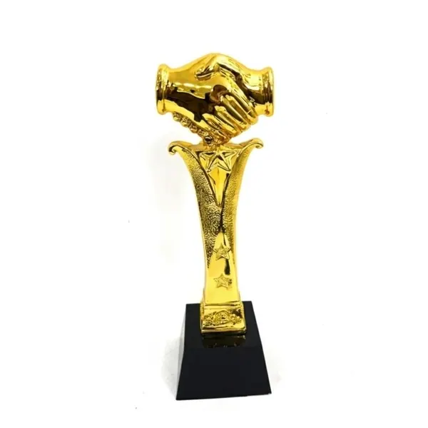 Trofeo resina manos
