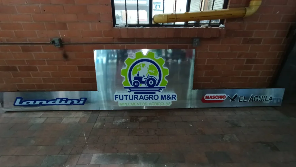 Aviso en aluminio compuesto para local comercial