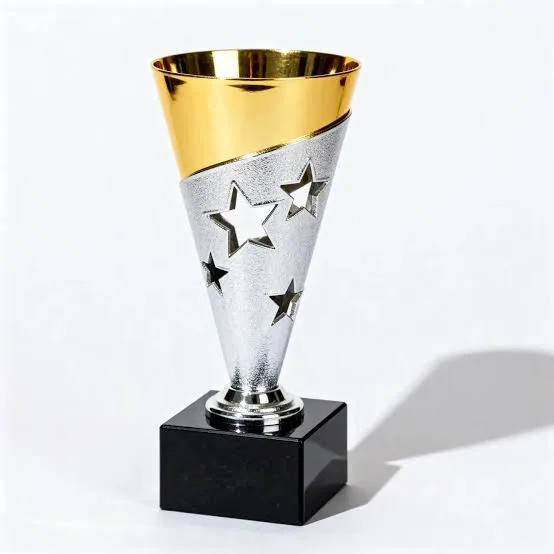 Copa con estrellas y base negra