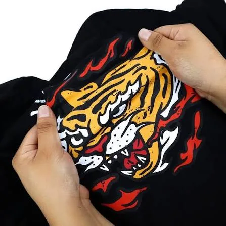 Estampado DTF de tigre en buzo negro