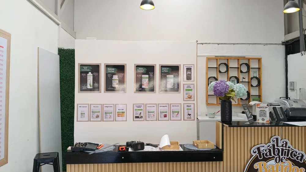 Afiches impresos instalados en local comercial