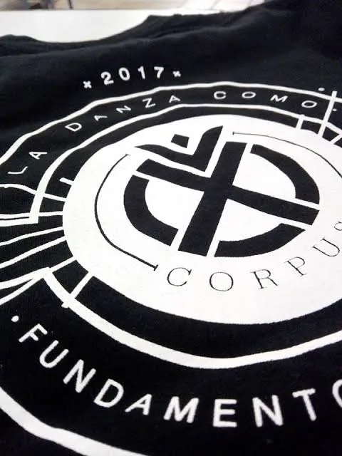 Camiseta negra estampada en serigrafía con tinta blanca